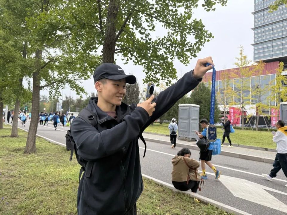 com, 象征着海淀, 理为基底 com, 象征着海淀, 理为基底