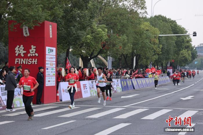 武侠形象也, 参加襄阳马 武侠形象也, 参加襄阳马